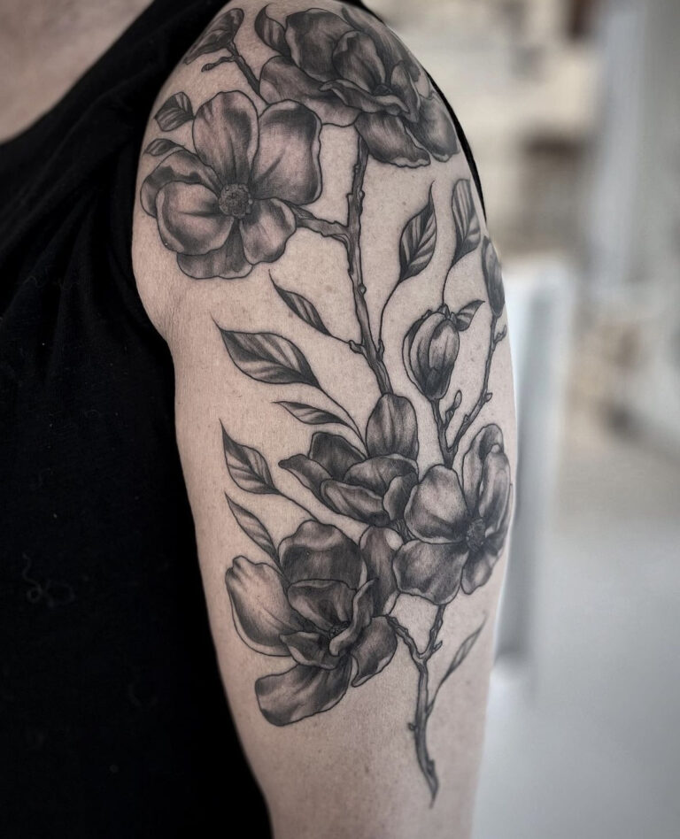 tau-stavanger-jørpeland-tattoo-tatovering-håndlegg-blomst-flower-flowerwork-bnw-svarthvit-realism-realistisk