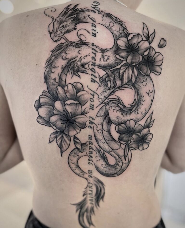 tau-stavanger-jørpeland-backpiece-rygg-tatovering-kinesisk-kinesisktatovering-chinese-chinesetattoo-dragon-dragontattoo-dragetatovering-drage-blomster-flower