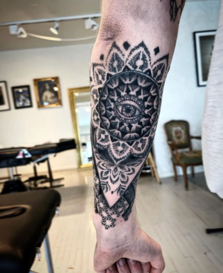 tau-stavanger-jørpeland-tattoo-tatovering-mandala-bnw-black-white-svart-hvit-eye-øye