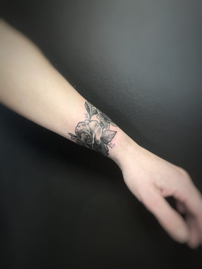 tau-stavanger-jørpeland-tattoo-tatovering-håndlegg-blomst-flower-flowerwork-bnw-svarthvit-realism-realistisk