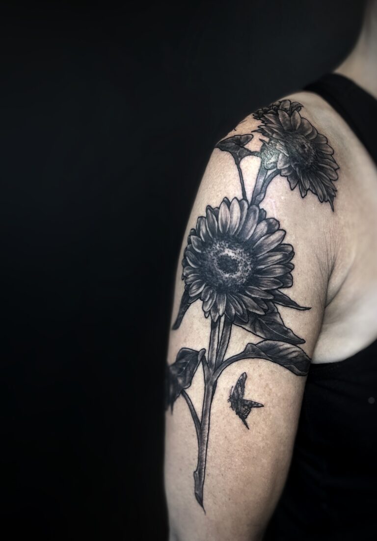 tau-stavanger-jørpeland-solsikke-sunflower-tatovering-tattoo-black-and-white-realisme-realistisk-realism-realistic