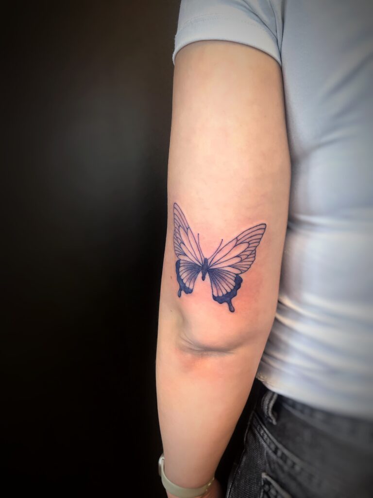 tau-stavanger-jørpeland-tattoo-tatovering-butterfly-sommerfugl-blackandwhite-bnw-svarthvit-svart-og-hvit-minimalistisk-minimalism