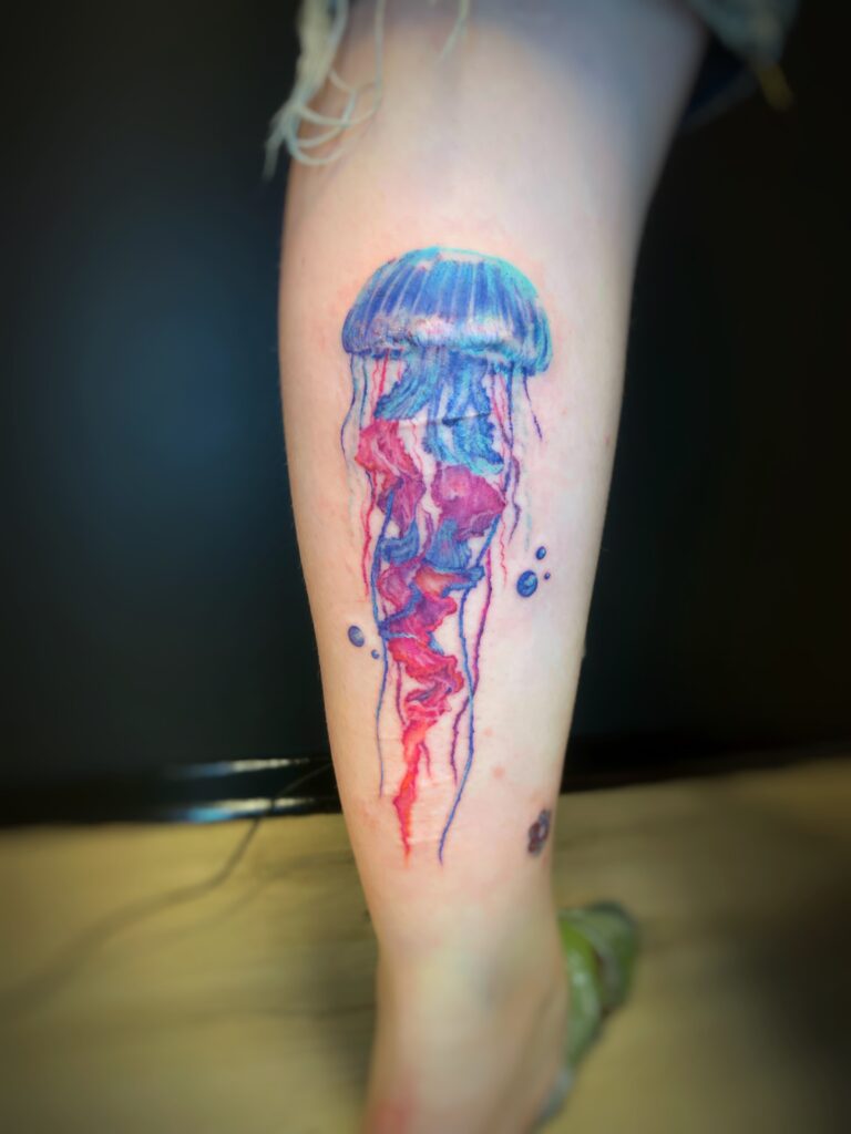 tau-stavanger-jørpeland-spiritual-manet-jellyfish-colourful-colorful-wavy-tattoo-tatovering-jellyfishtattoo-manettatovering