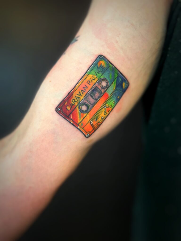tau-stavanger-jørpeland-colorful-fargerik-colourful-tatovering-tattoo-oldschool-vintage-cassette-kassett-splash