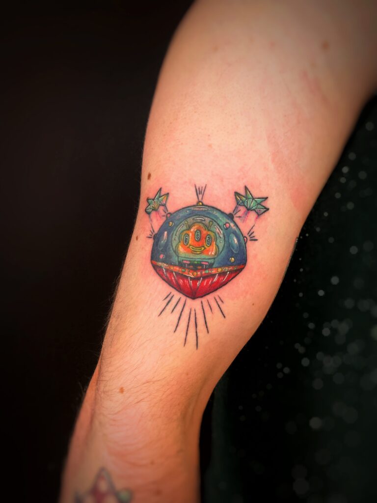 tau-stavanger-jørpeland-tattoo-tatovering-colorful-colourful-fargerik-splayful-alien-spaceship-fun