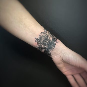tau-stavanger-jørpeland-tattoo-tatovering-håndlegg-blomst-flower-flowerwork-bnw-svarthvit-realism-realistisk