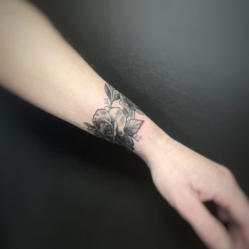 tau-stavanger-jørpeland-tattoo-tatovering-håndlegg-blomst-flower-flowerwork-bnw-svarthvit-realism-realistisk