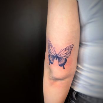 tau-stavanger-jørpeland-tattoo-tatovering-butterfly-sommerfugl-blackandwhite-bnw-svarthvit-svart-og-hvit-minimalistisk-minimalism