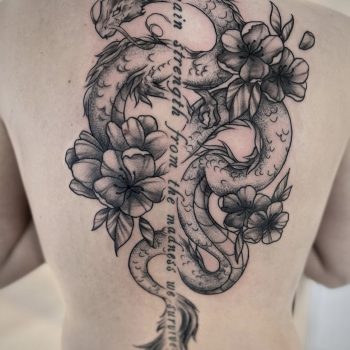 tau-stavanger-jørpeland-backpiece-rygg-tatovering-kinesisk-kinesisktatovering-chinese-chinesetattoo-dragon-dragontattoo-dragetatovering-drage-blomster-flower